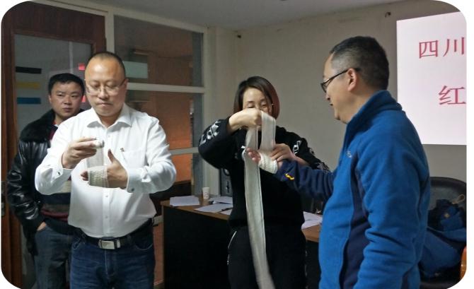 四川天馬玻璃有限公司急救安全知識培訓(xùn)暨應(yīng)急疏散和消防滅火演練活動報(bào)道(圖3) 四川天馬玻璃有限公司急救安全知識培訓(xùn)暨應(yīng)急疏散和消防滅火演練活動報(bào)道(圖3)