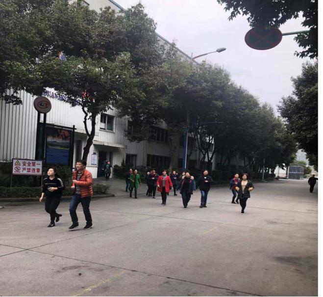 四川天馬玻璃有限公司急救安全知識培訓(xùn)暨應(yīng)急疏散和消防滅火演練活動報(bào)道(圖7) 四川天馬玻璃有限公司急救安全知識培訓(xùn)暨應(yīng)急疏散和消防滅火演練活動報(bào)道(圖7)