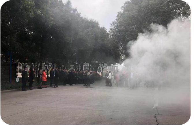 四川天馬玻璃有限公司急救安全知識培訓(xùn)暨應(yīng)急疏散和消防滅火演練活動報(bào)道(圖8) 四川天馬玻璃有限公司急救安全知識培訓(xùn)暨應(yīng)急疏散和消防滅火演練活動報(bào)道(圖8)