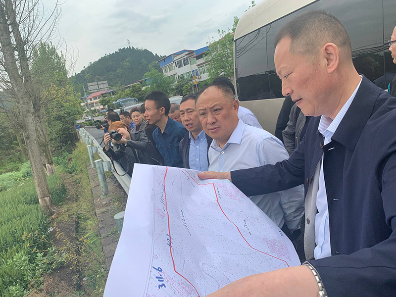 市、縣領導現場調研天馬50萬噸玻瓶項目(圖2) 市、縣領導現場調研天馬50萬噸玻瓶項目(圖2)