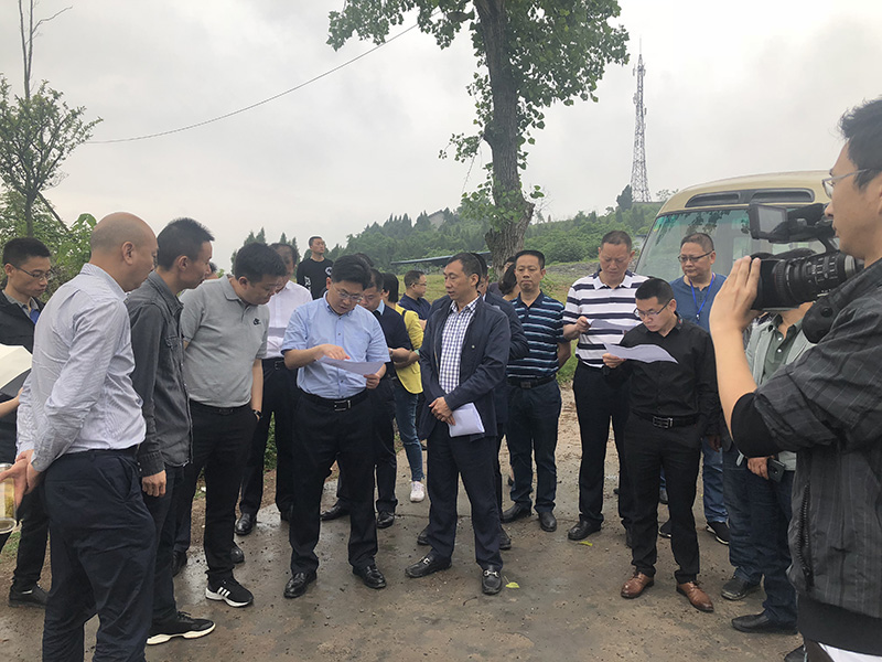 市、縣領導現場調研天馬50萬噸玻瓶項目(圖3) 市、縣領導現場調研天馬50萬噸玻瓶項目(圖3)